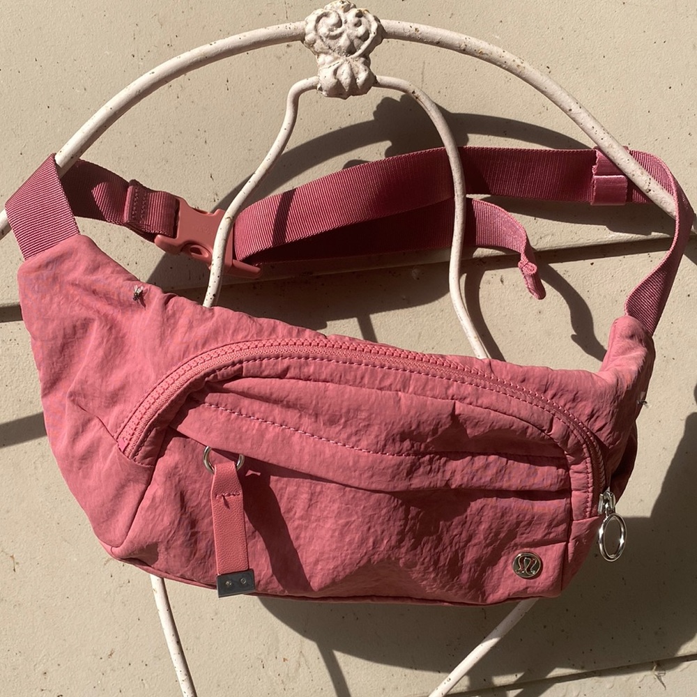 Lululemon Athletica belt bag raspberry EUC